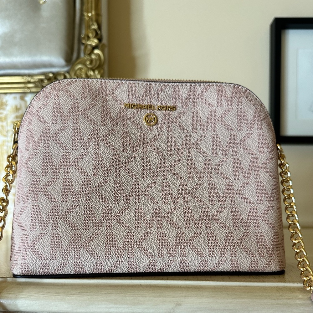 Michael kors light pink cross body, super cute brand new without tags.